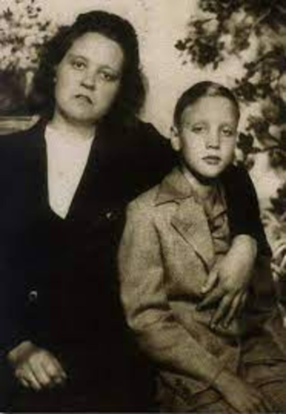 Gladys Presley junto a un pequeño Elvis.