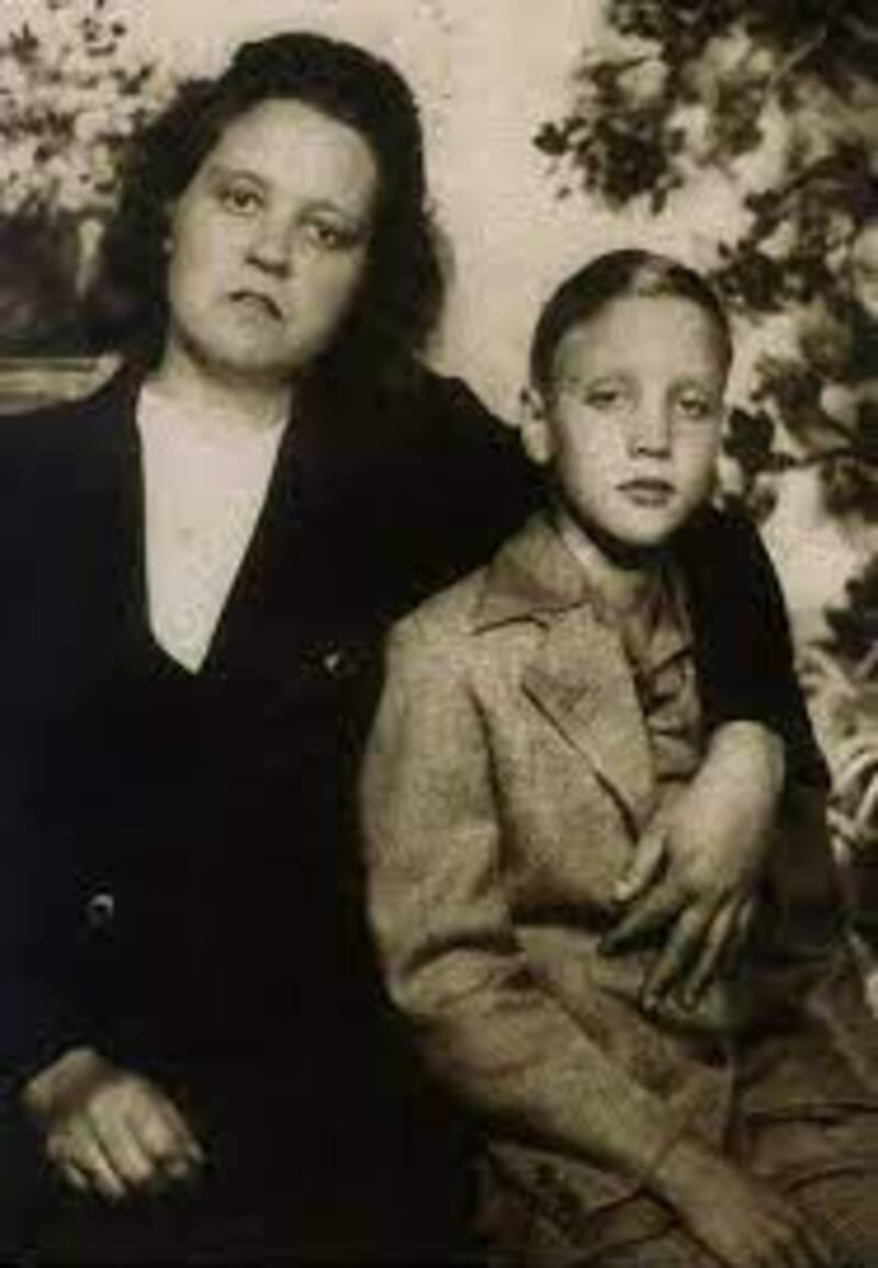Gladys Presley junto a un pequeño Elvis.