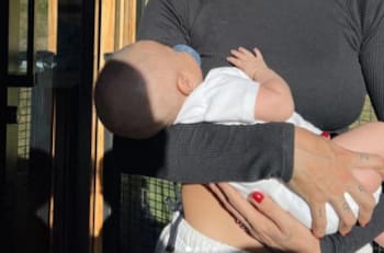 Greeicy enternece las redes sociales al mostrar como entretiene a su bebé