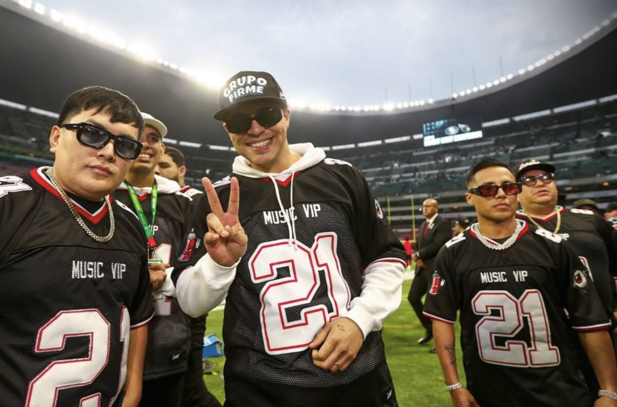 Abuchean a Grupo Firme durante su polémica actuación en partido de la NFL