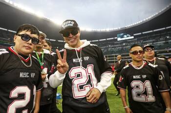 Abuchean a Grupo Firme durante su polémica actuación en partido de la NFL