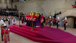 Guardia Real se desmaya dramáticamente frente al féretro de la reina Isabel II