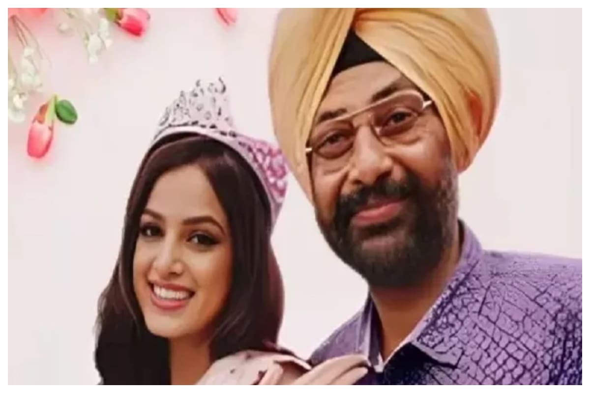 Haarnaz Sandhu y su padre, Pritam, en una imagen de ella luego de ser elegida Miss Universo.