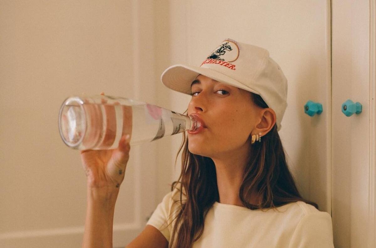 Hailey Bieber se inspira en Lady Di y copia su estilo deportivo tan característico