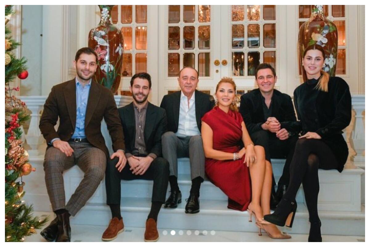 La familia Sabanci durante la celebración del Año Nuevo 2023. Hakan aparece junto a su hermano Kerim y su padre Ömer. También están su madre, su hermano mayor, Haci, y la esposa de éste.