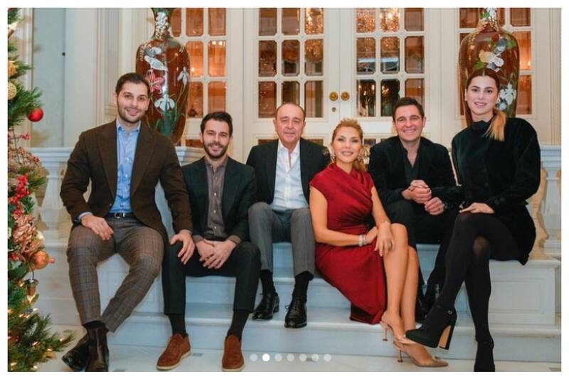 La familia Sabanci durante la celebración del Año Nuevo 2023. Hakan aparece junto a su hermano Kerim y su padre Ömer. También están su madre, su hermano mayor, Haci, y la esposa de éste.