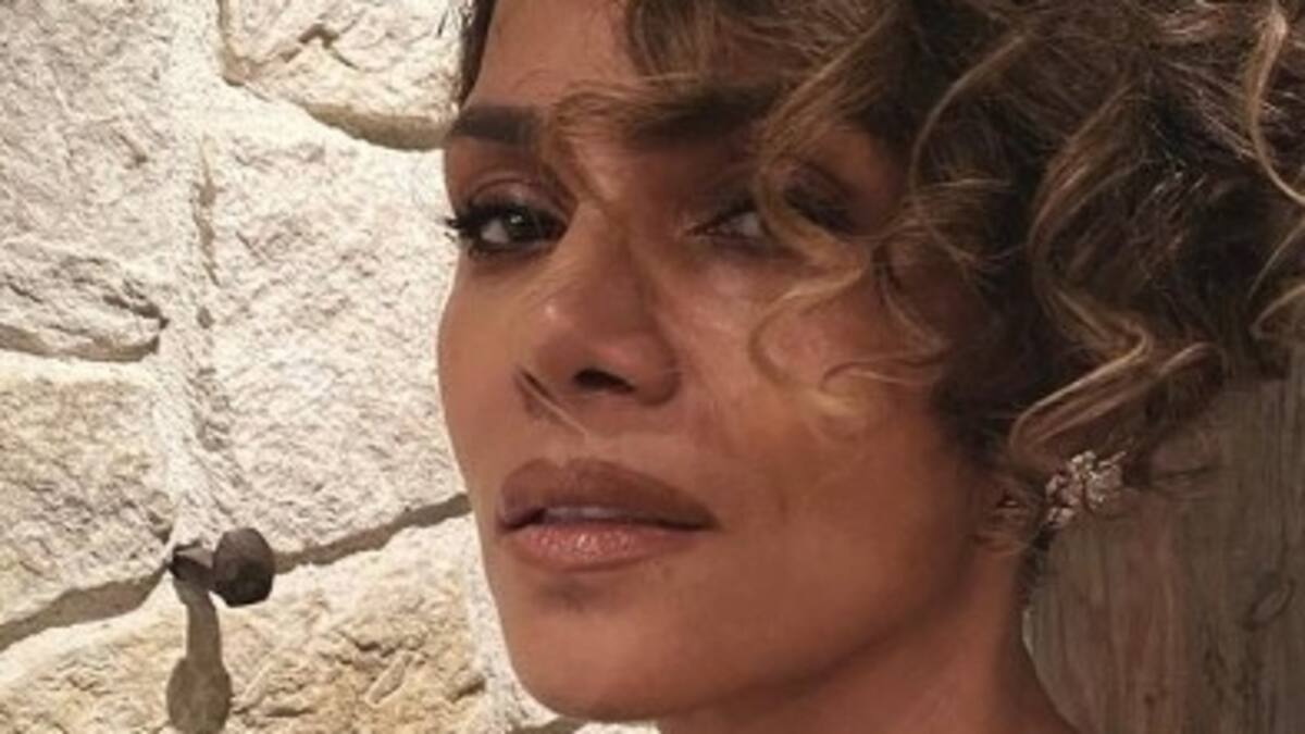 Halle Berry asombra con su figura al mostrarse tal y como llegó al mundo desde balcón de su mansión