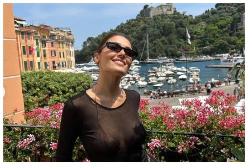 La actriz con una postal de Paraggi, la idílica bahía en la riviera italiana, donde goza la vida con su novio Hakan Sabanci.