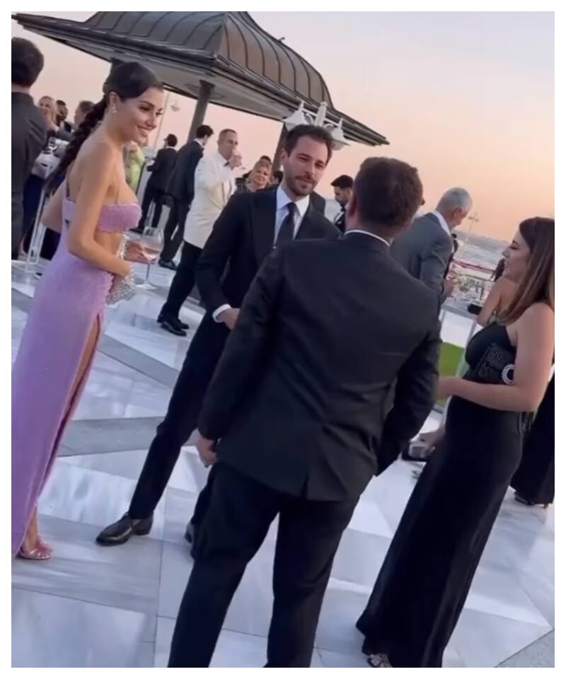 Hande Ercel y Hakan Sabanci comparten con otra pareja durante la boda de Eda Ece en la terraza del hotel Four Seasons de Estambul.