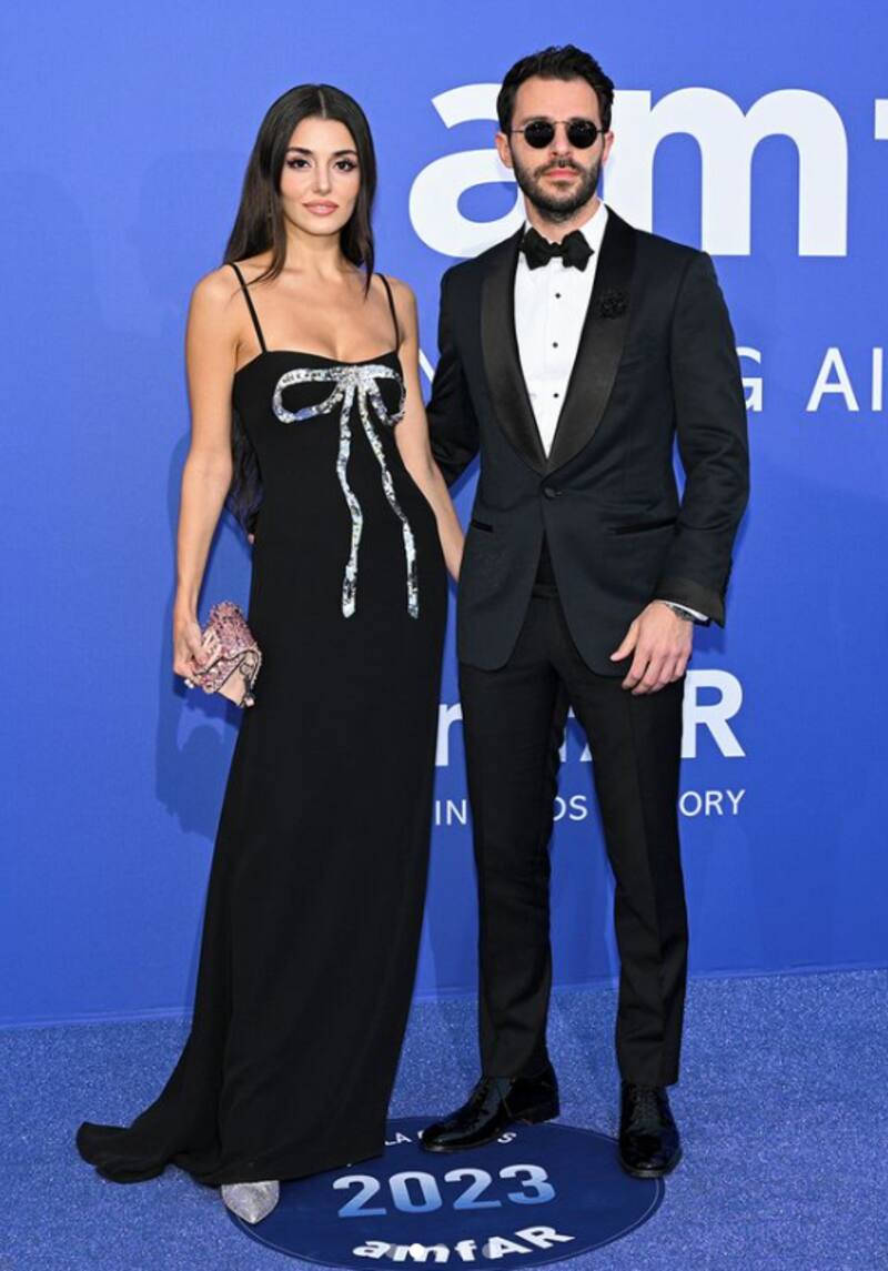 Hande Ercel y Hakan Sabanci posaron en la gala benéfica del Festival de Cannes 2023, donde la actriz estuvo especialmente invitada.