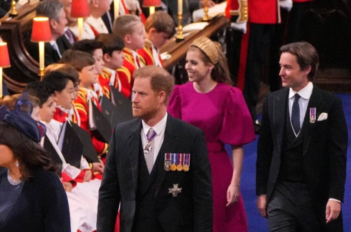 Príncipe Harry llegó con sus primas y muy sonriente a la coronación del Rey Carlos III