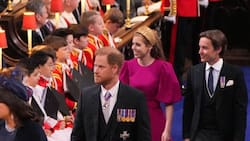 Príncipe Harry llegó con sus primas y muy sonriente a la coronación del Rey Carlos III