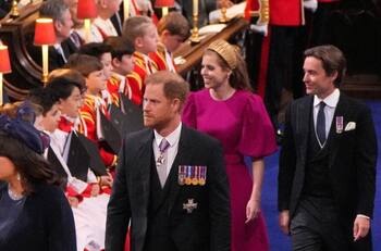 Príncipe Harry llegó con sus primas y muy sonriente a la coronación del Rey Carlos III