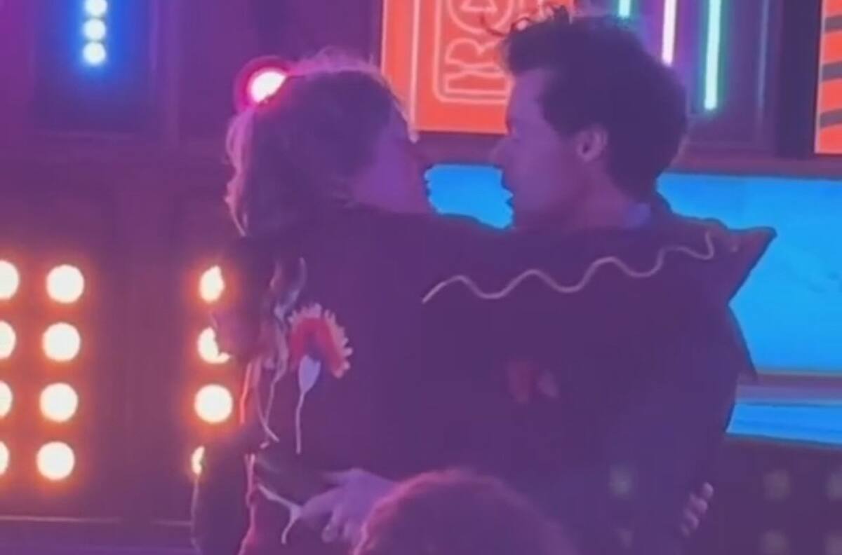 Harry Styles besa en la boca a reconocido cantante durante los Brit Awards 2023