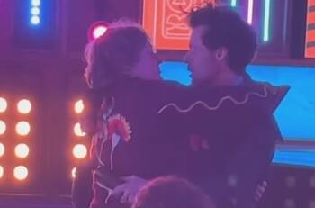 Harry Styles besa en la boca a reconocido cantante durante los Brit Awards 2023