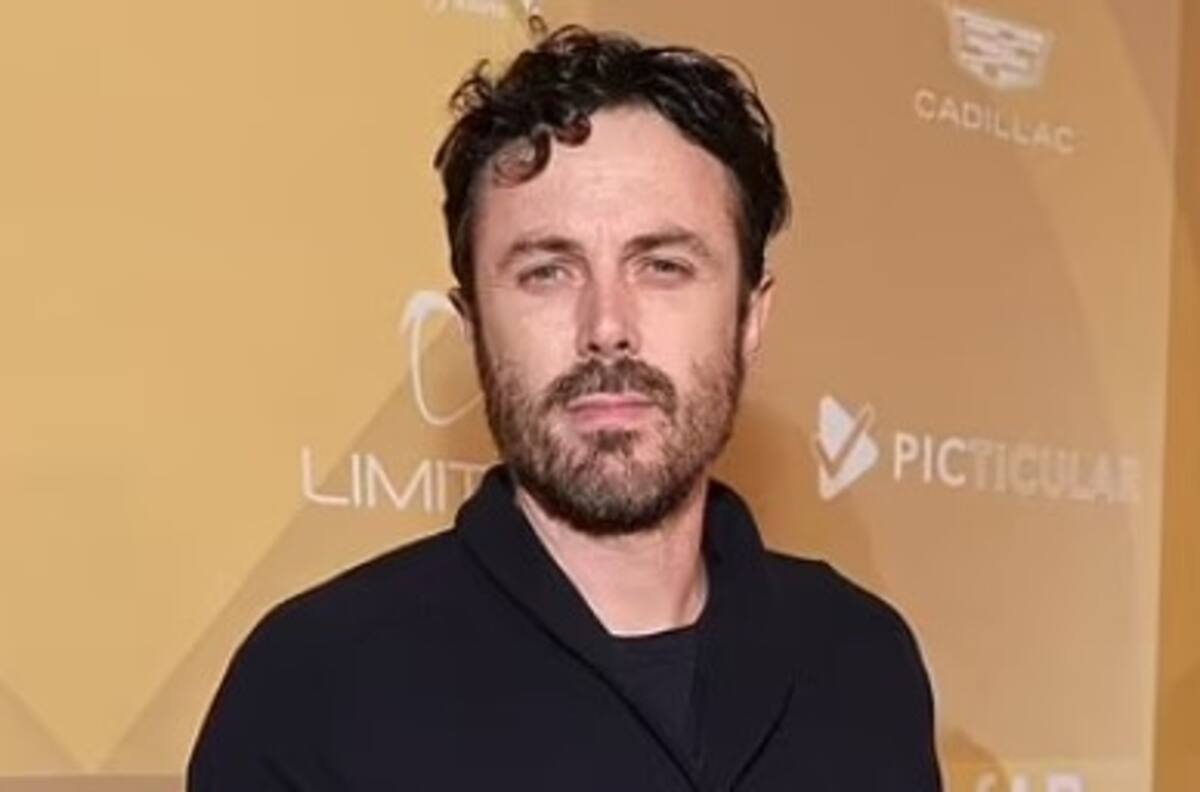 Hermano de Ben Affleck pasea dichoso con novia a la que le duplica la edad