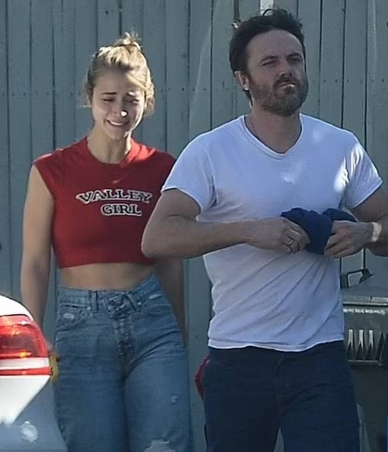 Hermano de Ben Affleck y su novia discuten en la calle y ella termina llorando desconsoladamente La pareja de actores sigue su camina: él enojado, ella llorando - Créditos: Instagram