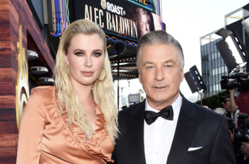 Hija de Alec Baldwin presume sus 6 meses de embarazo en bikini en medio de los problemas de su papá
