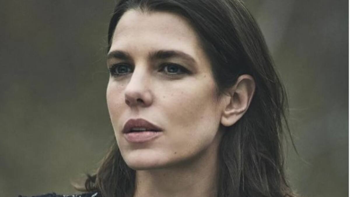 Hija de Carolina de Mónaco desfila con sorpresivo acompañante en París