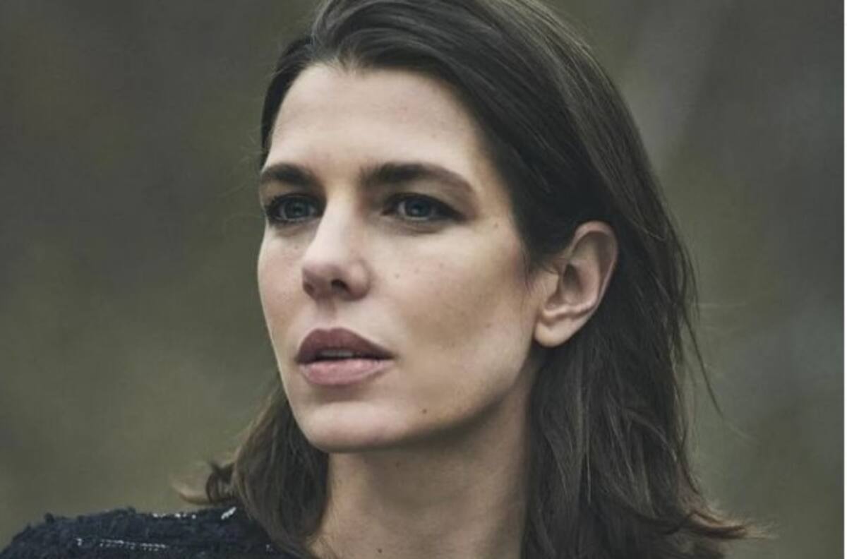 Hija de Carolina de Mónaco desfila con sorpresivo acompañante en París