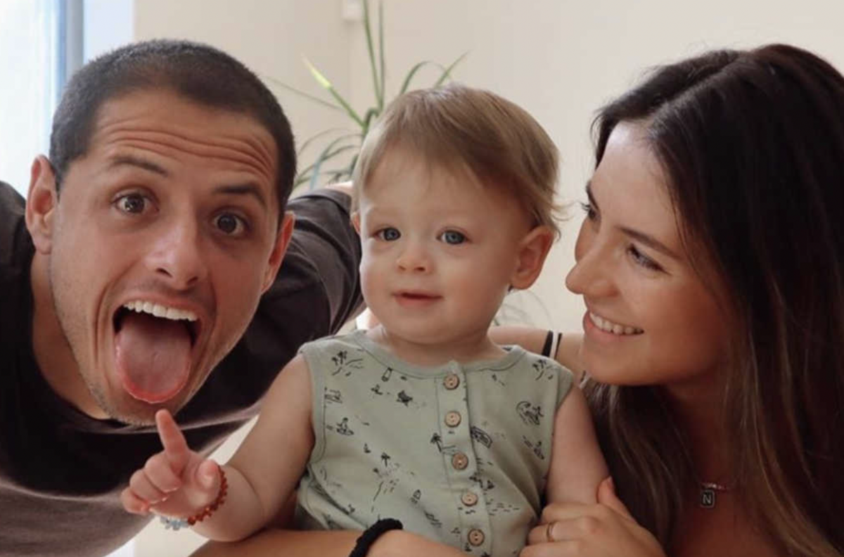 Hijo del "Chicharito" luce vestido de princesa y critican a la ex del futbolista por permitirlo