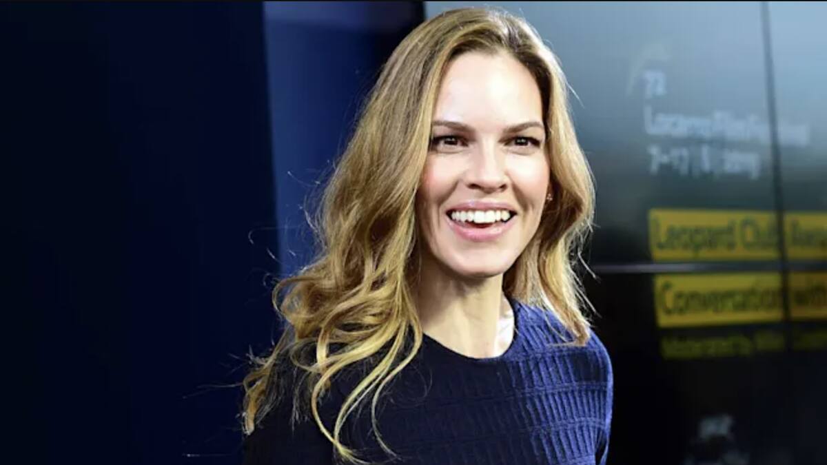 Hilary Swank presume su embarazo de gemelos posando en pijama a los 48 años