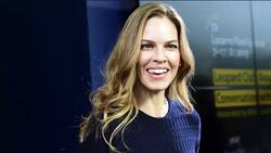 Hilary Swank presume su embarazo de gemelos posando en pijama a los 48 años