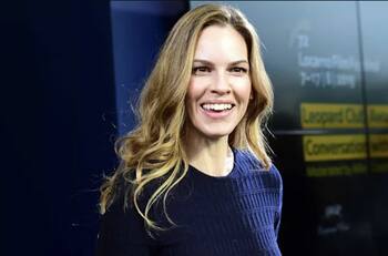 Hilary Swank presume su embarazo de gemelos posando en pijama a los 48 años