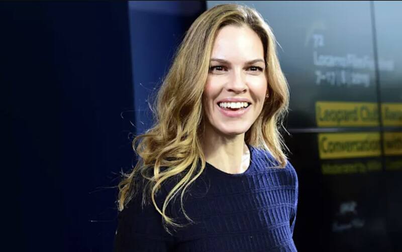 Hilary Swank presume su embarazo de gemelos posando en pijama a los 48 años - Créditos: Instagram