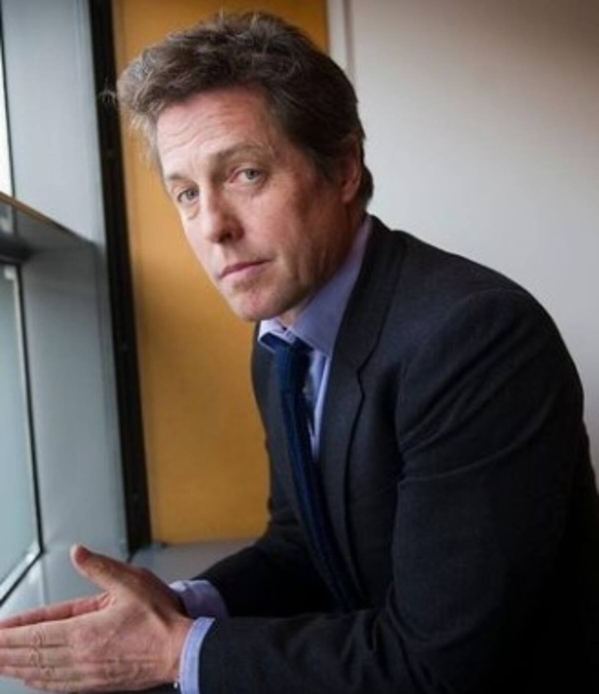 Hugh Grant duró más en el cargo de primer ministro que Liz Truss El actor tuvo un papel memorable - Créditos: Instagram