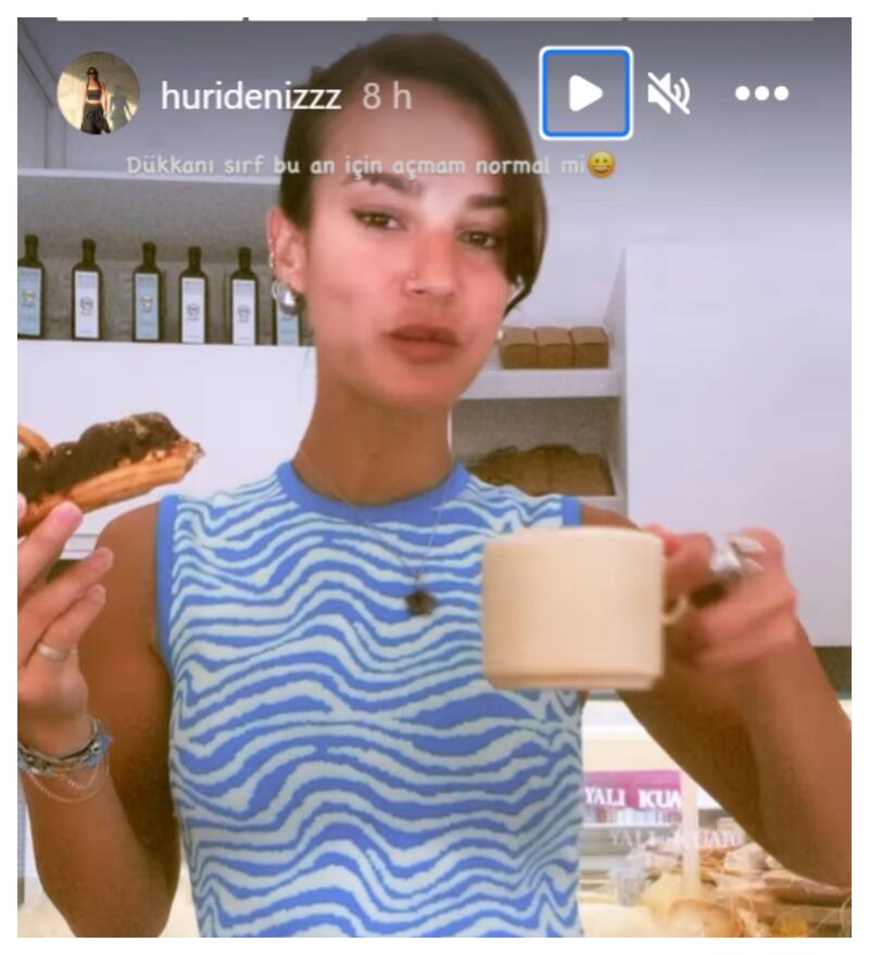 Huri Deniz en su cafetería Age 29, probando las exquisiteces y tomando su café matinal.