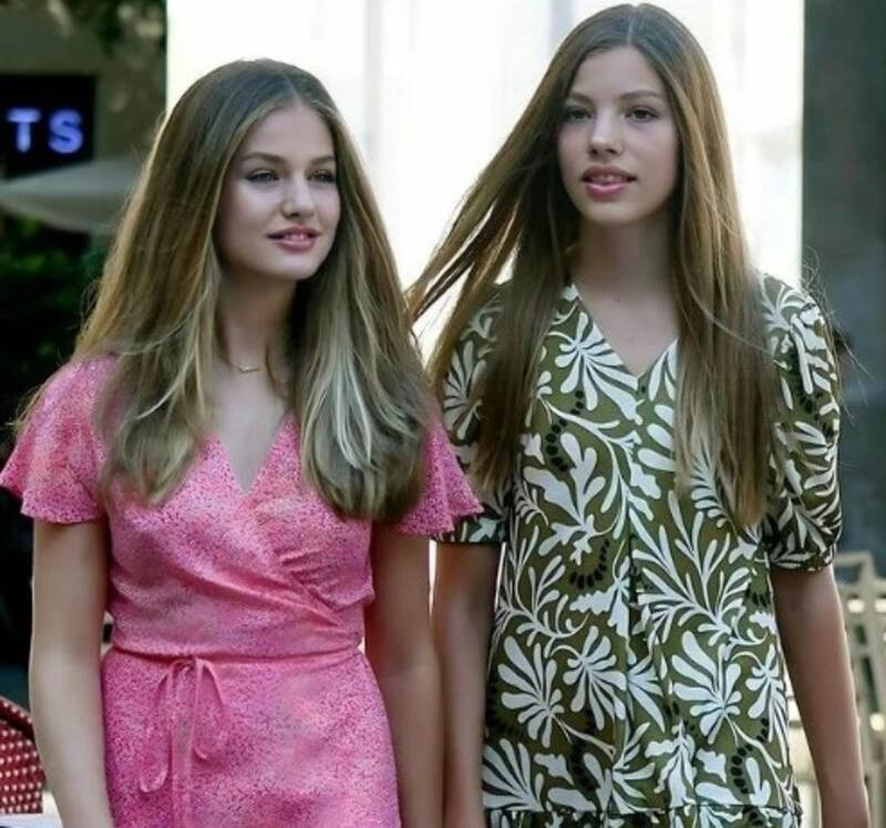 Infanta Sofía se aleja de reyes de España siguiendo los pasos de la princesa Leonor La princesa Leonor (izq) y la infanta Sofía han preferido Gales para sus estudios - Créditos: Instagram