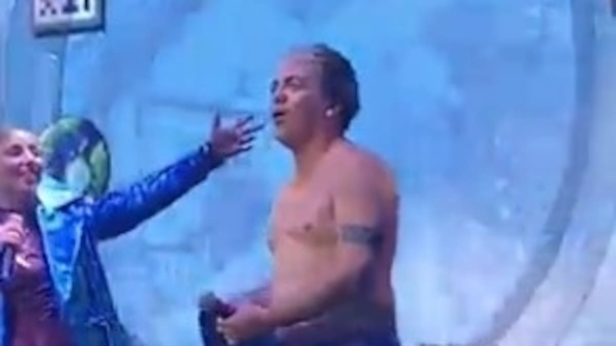 Cristian Castro desafía el buen gusto y queda semidesnudo en pleno concierto