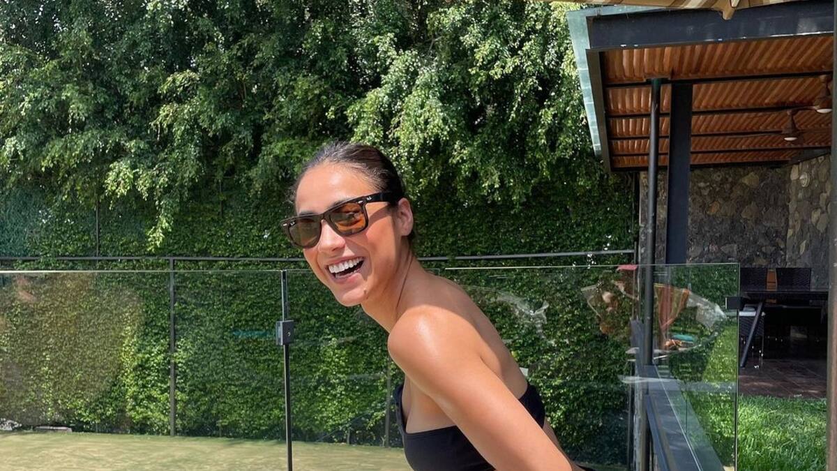 Reina de México muestra cómo luce al natural mientras se refresca en fosforescente traje de baño