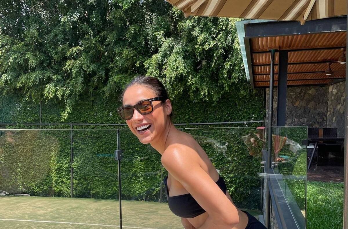 Reina de México muestra cómo luce al natural mientras se refresca en fosforescente traje de baño