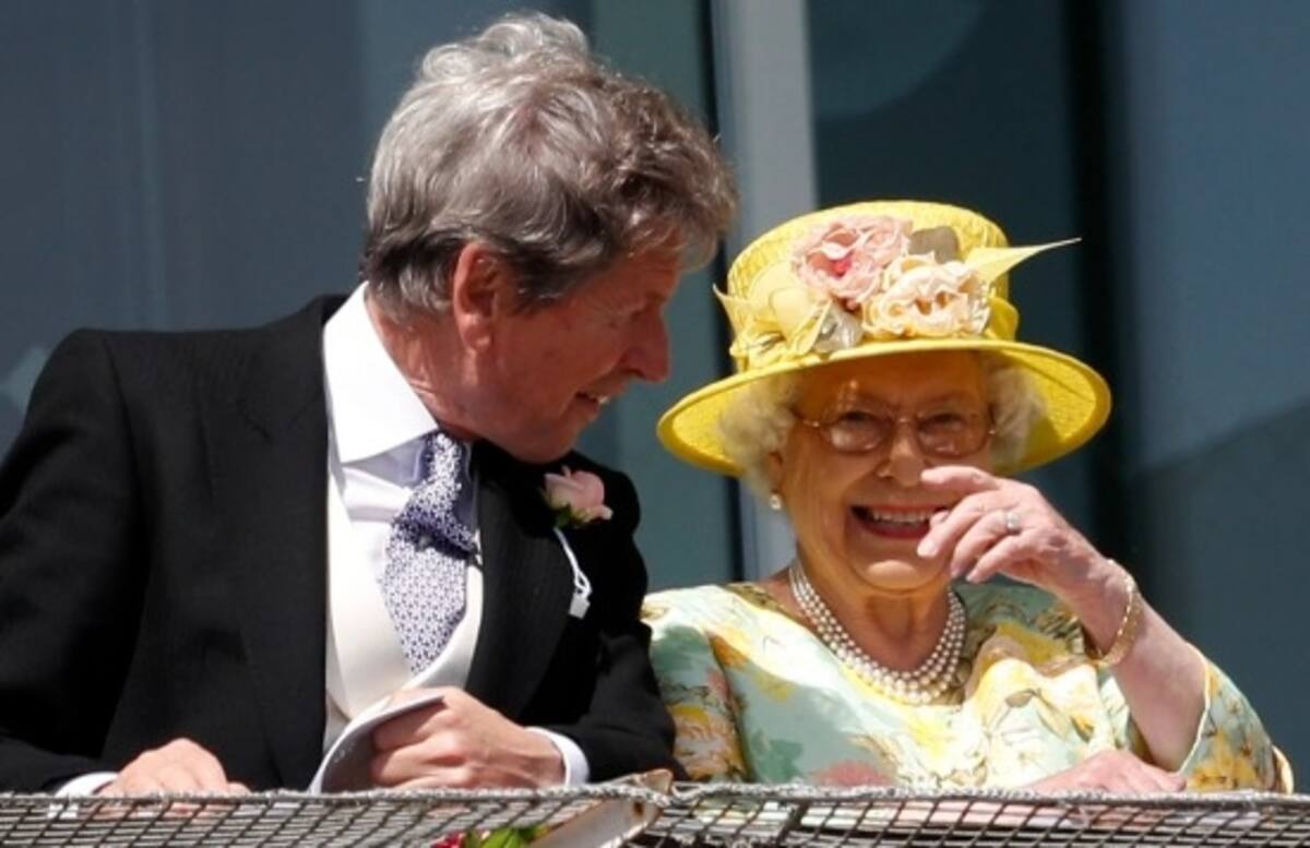 Isabel II con su preparador de caballos, John Warren. - Créditos: The Sun