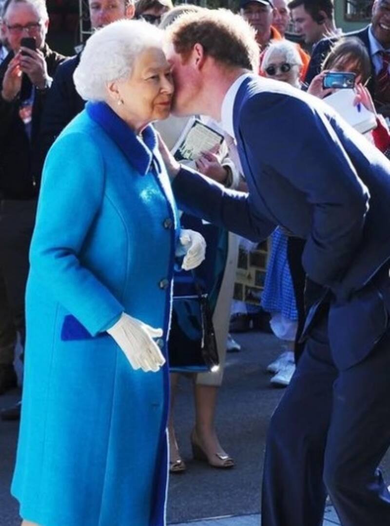 Isabel II y su nieto Harry. - Créditos: Instagram