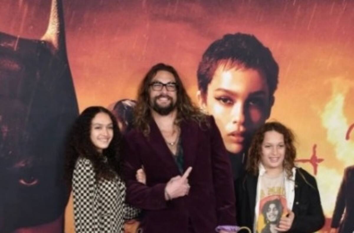Jason Momoa asiste al estreno de 'The Batman' en apoyo a su hijastra