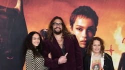 Jason Momoa asiste al estreno de 'The Batman' en apoyo a su hijastra