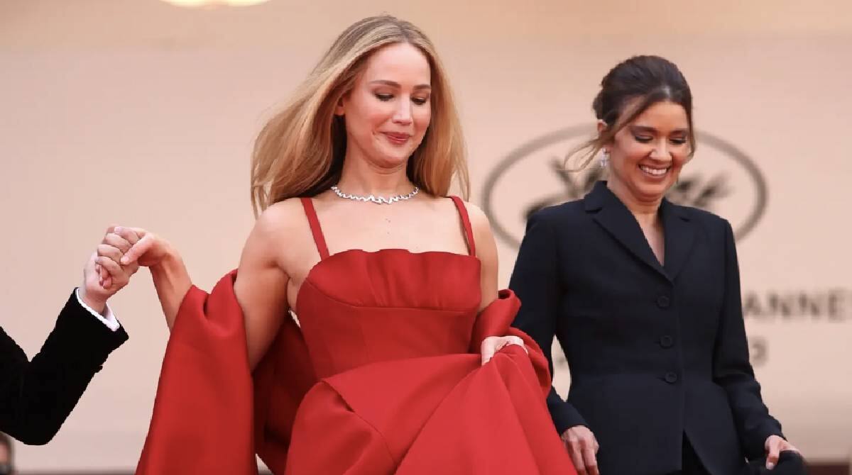 Jeniffer Lawrence rompe el protocolo en Cannes y se presenta en la alfombra roja ¡en chanclas! - Créditos: Page Six