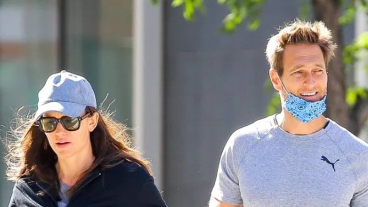 Él es John Miller, el atractivo empresario que mantiene una relación con Jennifer Garner