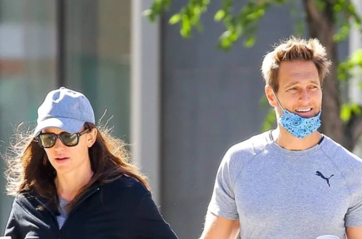 Él es John Miller, el atractivo empresario que mantiene una relación con Jennifer Garner