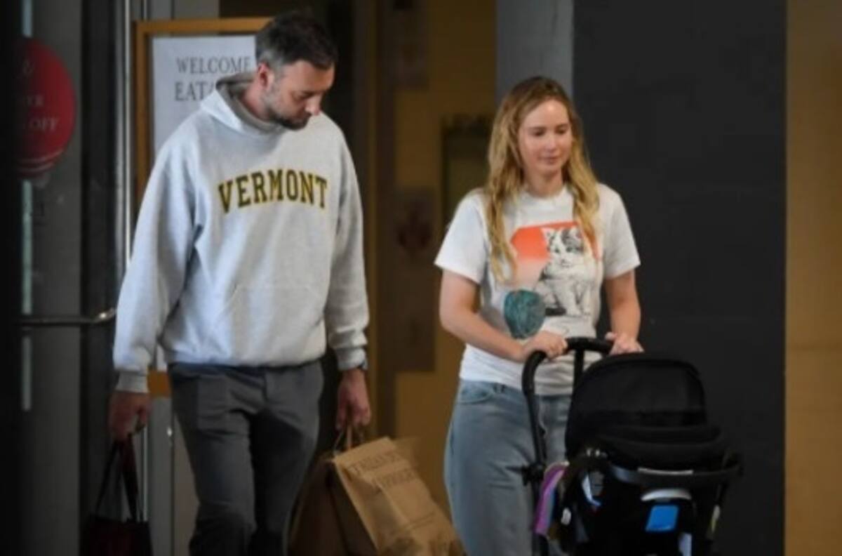 Captan a Jennifer Lawrence paseando con su bebé y su esposo