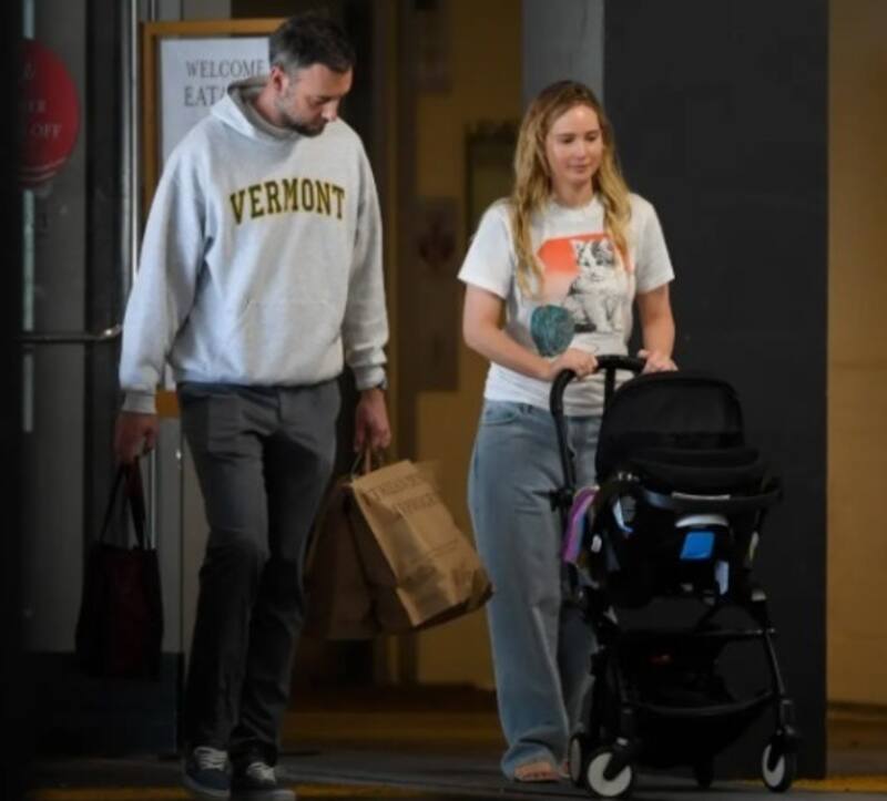 Jennifer Lawrence y Cooke Maroney paseando con su recién nacido - Créditos: Instagram