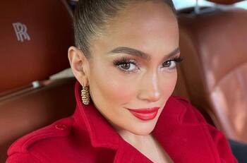 JLo muestra sus lujos con un look en rojo especial para su fiesta preferida del año