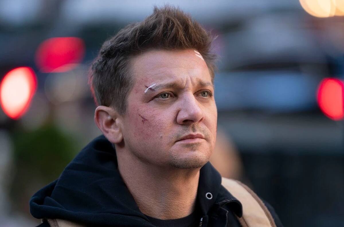 Jeremy Renner no puede ni siquiera lavarse el cabello y debió pedir asistencia para hacerlo