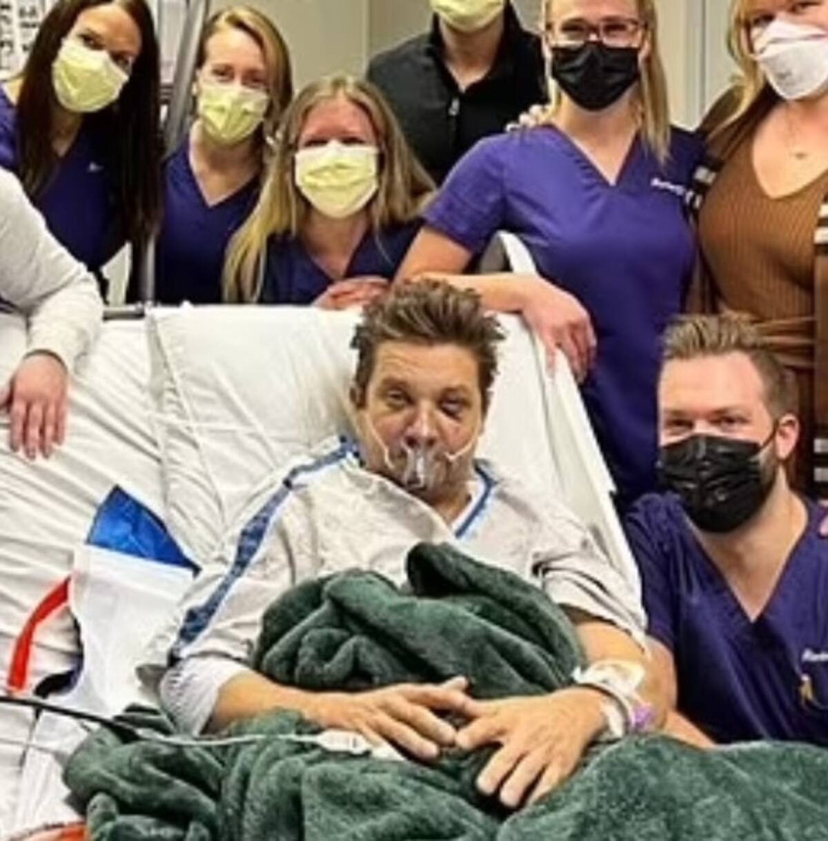 Jeremy Renner, hinchado y con una máscara de oxígeno, celebró cumpleaños en el hospital El actor junto a parte de su equipo médico - Créditos: Instagram