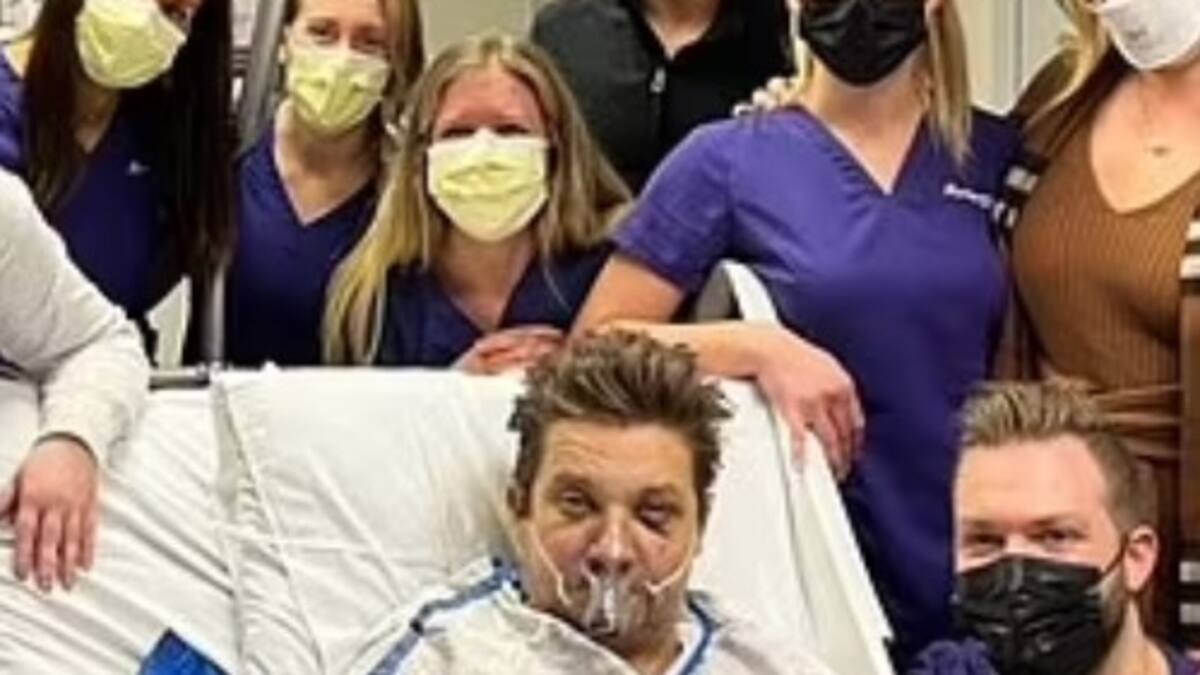 Jeremy Renner, hinchado y con una máscara de oxígeno, celebra cumpleaños en el hospital