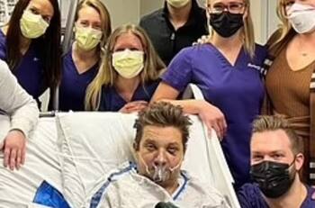 Jeremy Renner, hinchado y con una máscara de oxígeno, celebra cumpleaños en el hospital