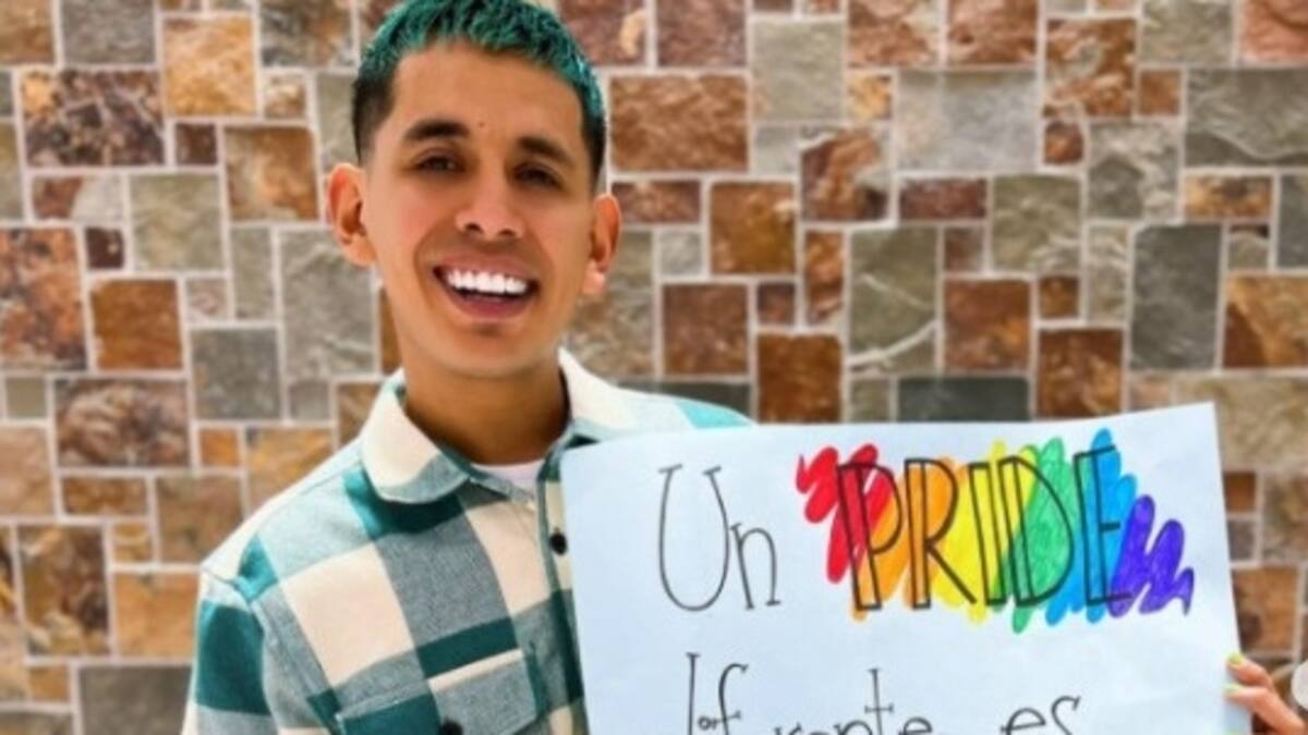 Vocalista de Grupo Firme acude al Desfile del Orgullo en Los Ángeles